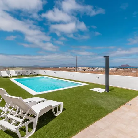 Saltwater Heated Pool, Air-con, Adult Only Appartement *