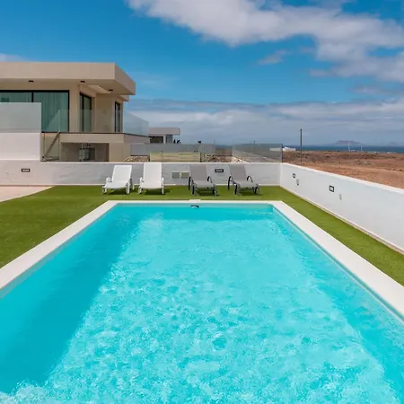 Saltwater Heated Pool, Air-con, Adult Only * Corralejo