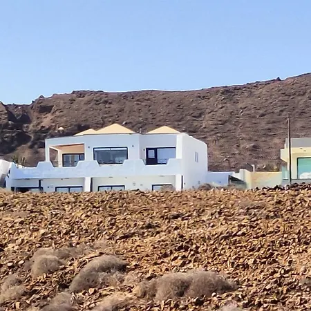 Saltwater Heated Pool, Air-con, Adult Only Apartman Corralejo