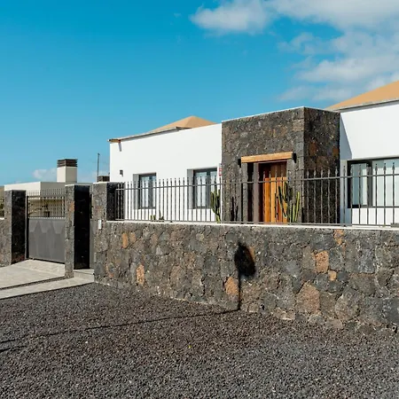 Saltwater Heated Pool, Air-con, Adult Only Apartman
